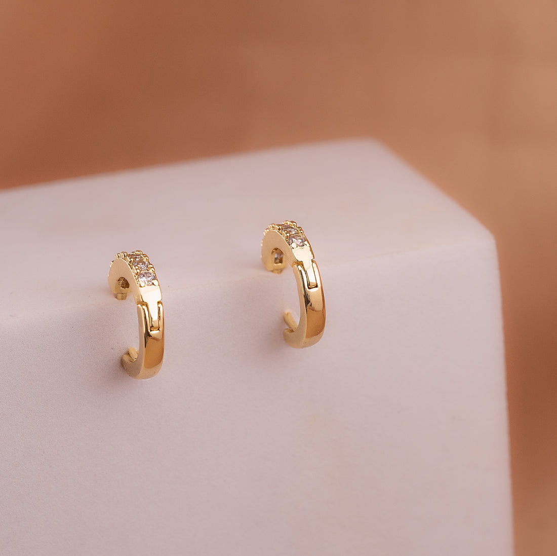 Candongas Doradas Circones Blancos Ref: B2582