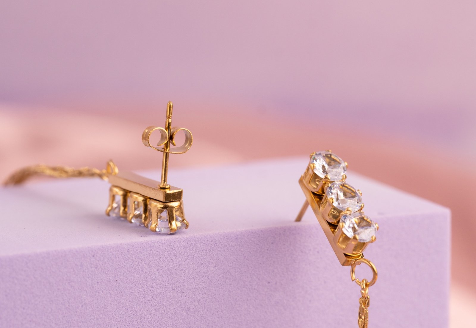 Aretes Triple Circón Dorados Ref: B2681