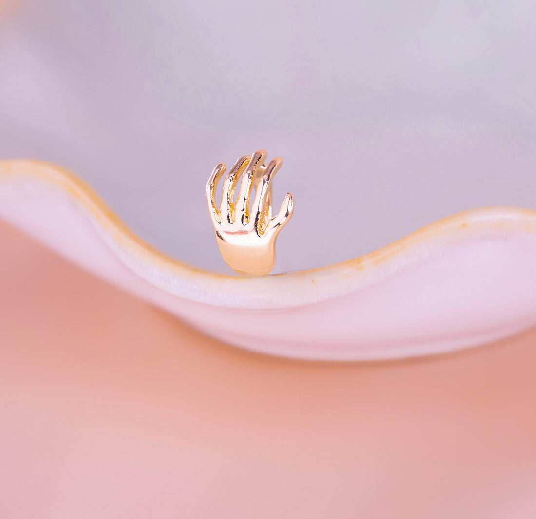 Ear Cuff Mano Dorada Ref: E354