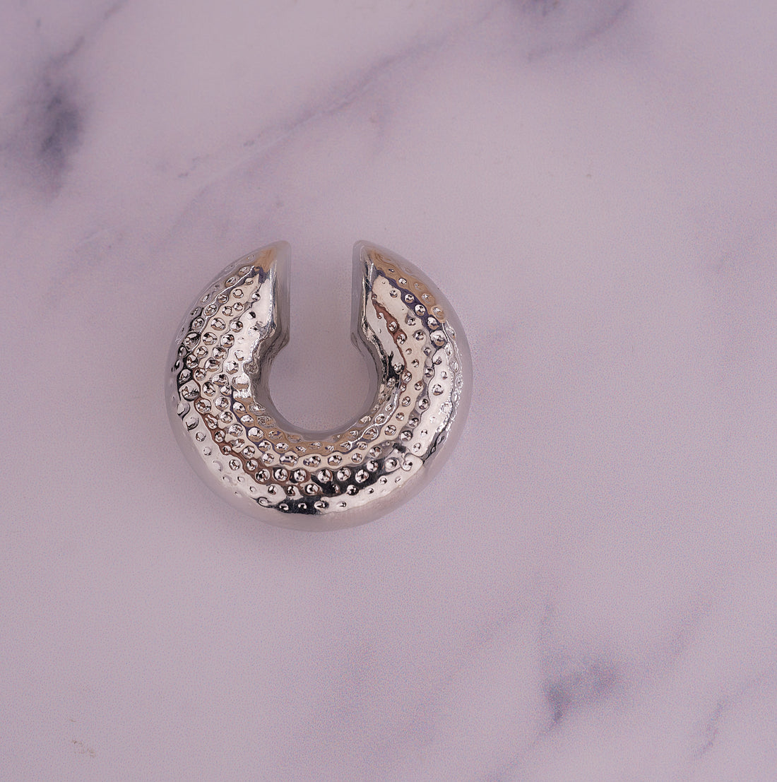 Ear Cuff Chunky Martillado Plateado Ref:E034