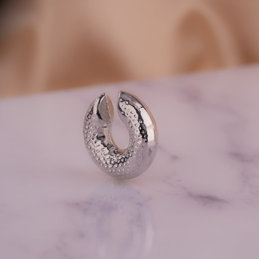 Ear Cuff Chunky Martillado Plateado Ref:E034